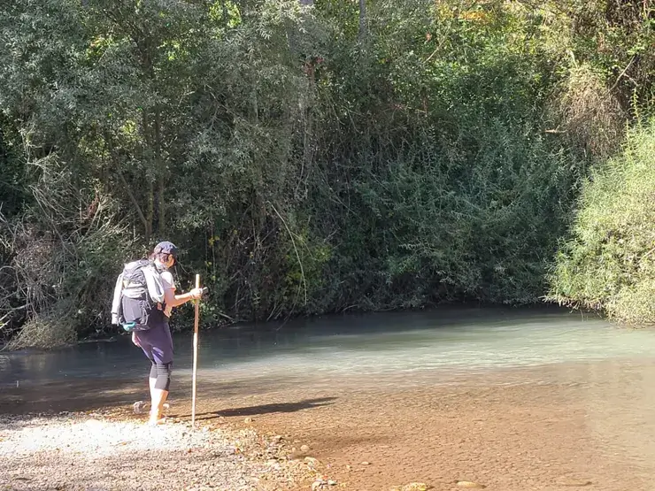 湖邊玩水的路段