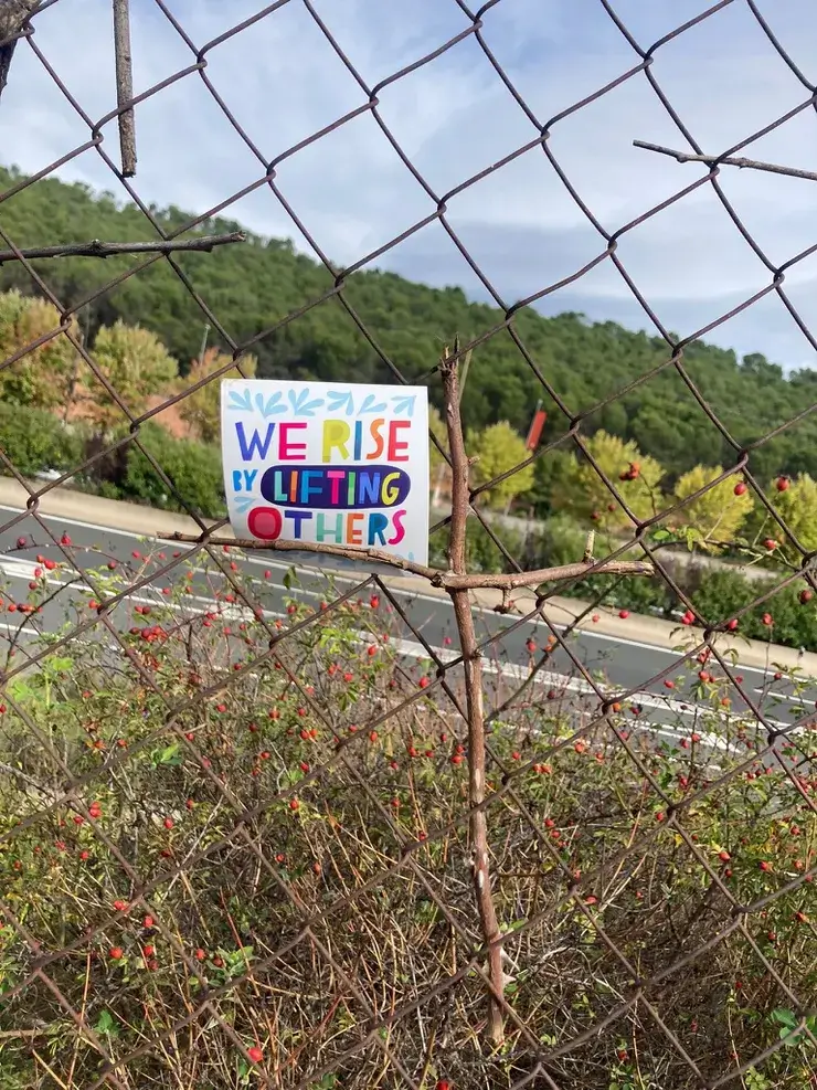 We Rise by Lifting Others照片