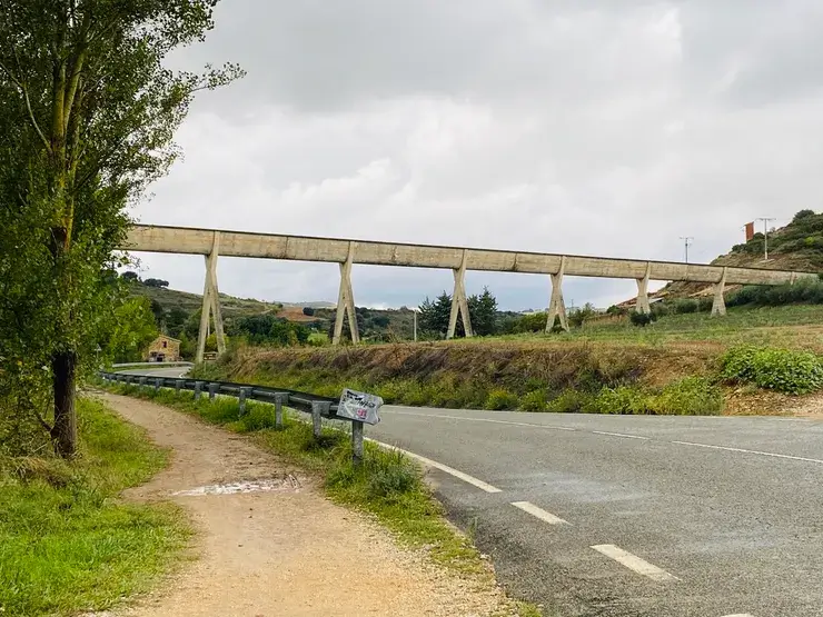 橫跨快速道路上方的古羅馬水渠道