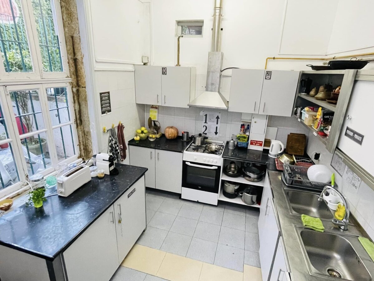 Albergue de Peregrinos do Porto 可自炊的廚房,有瓦斯爐、烤箱與洗手槽