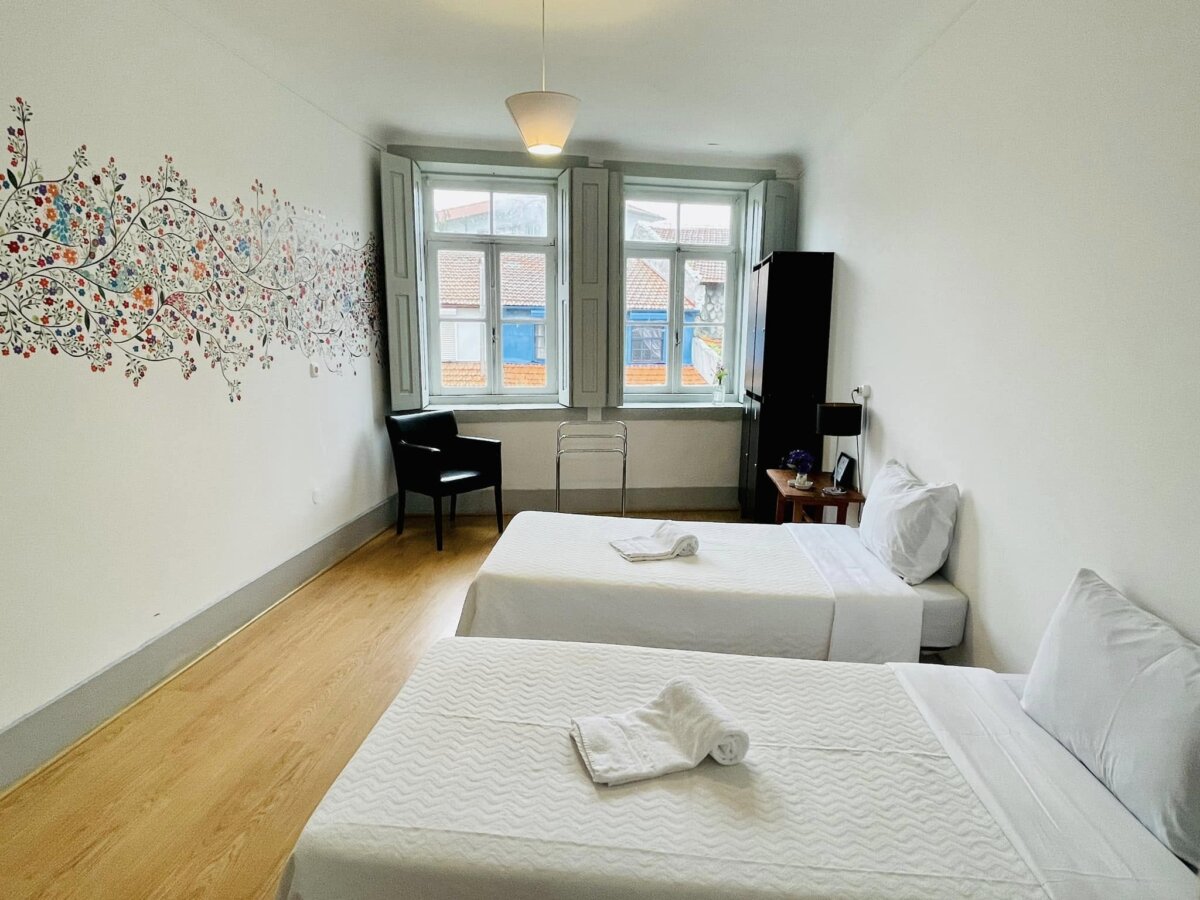 Albergue de Peregrinos do Porto 的個人套房,兩張單人床與樹形壁貼