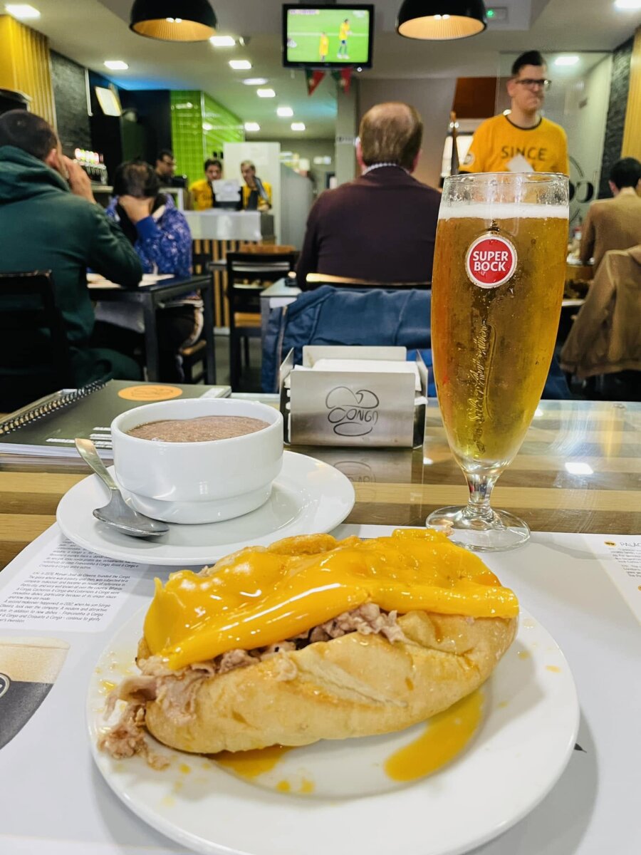 波多小館的淋起司豬扒包配 Super Bock 啤酒與一碗豬肉濃湯