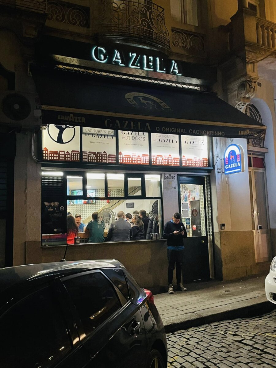 波多 GAZELA 店門口夜景，招牌寫著 O Original Cachorrinho