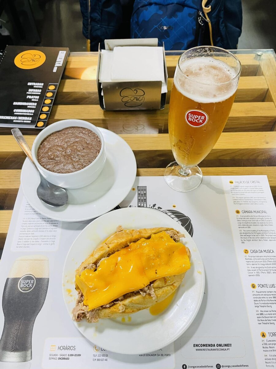 波多 CONGA 的淋起司豬扒包配 Super Bock 啤酒與豬肉濃湯 Papas à Conga