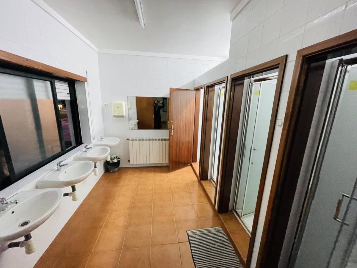 Albergue São Teotónio 男女共用的衛浴,一排洗手台與淋浴間