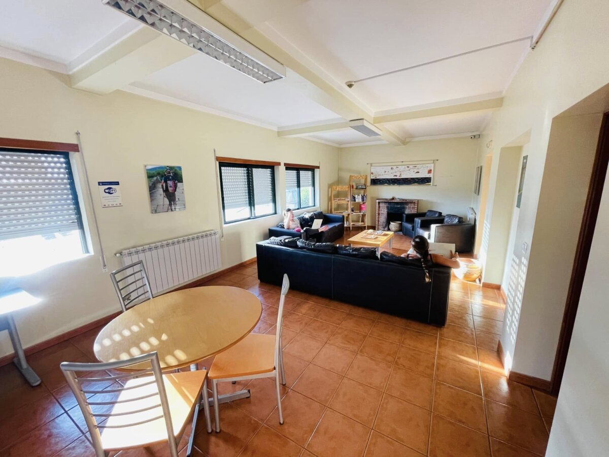 Albergue São Teotónio 的交誼廳,有沙發、餐桌與暖氣