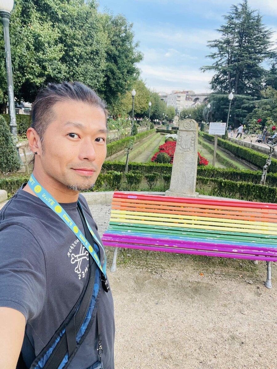 駐站朝聖者史坦力在葡萄牙之路沿途公園的彩虹長椅前自拍