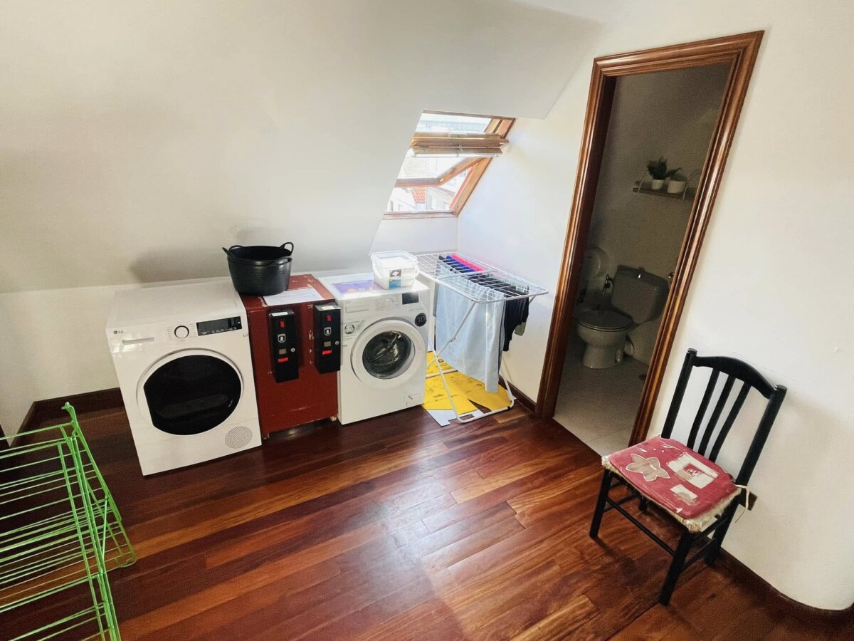 Albergue A Casa da Herba 三樓的付費洗烘衣機與曬衣架