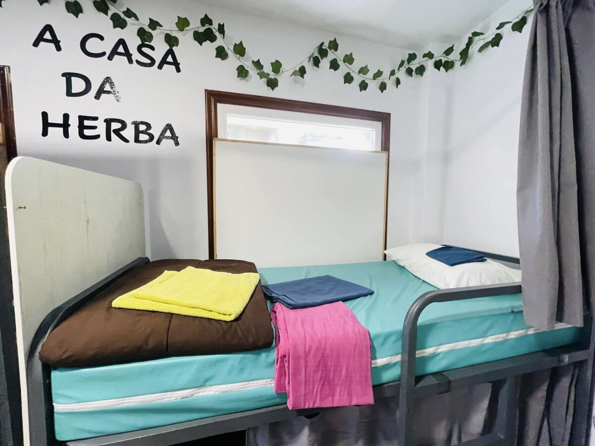 Albergue A Casa da Herba 的通舖床位，床上放著乾淨的床單與大浴巾