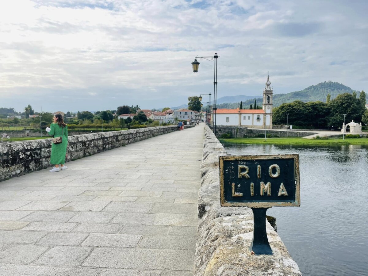 橫跨利馬河的 Ponte de Lima 古橋,石欄上有 RIO LIMA 標示