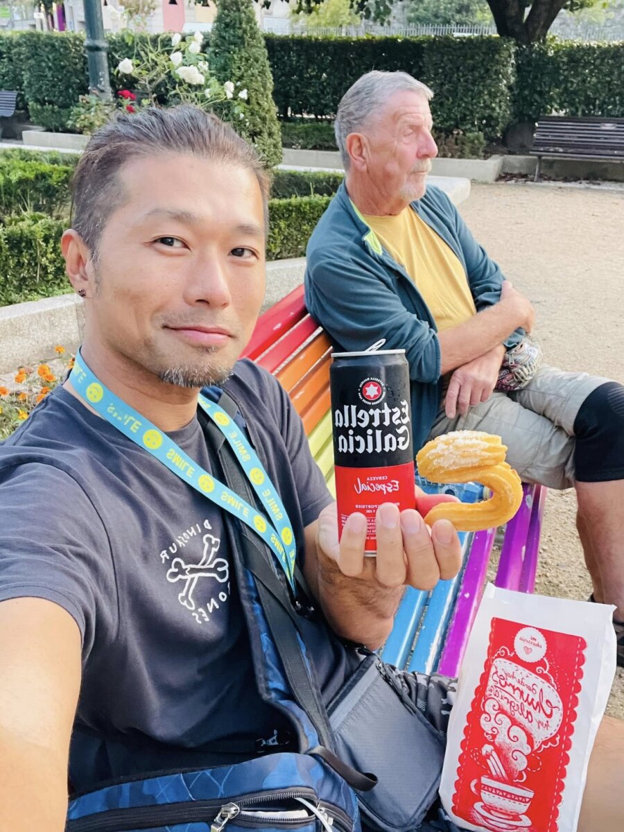 史坦力在 Redondela 公園手拿現炸西班牙油條 Churros 與 Estrella Galicia 啤酒