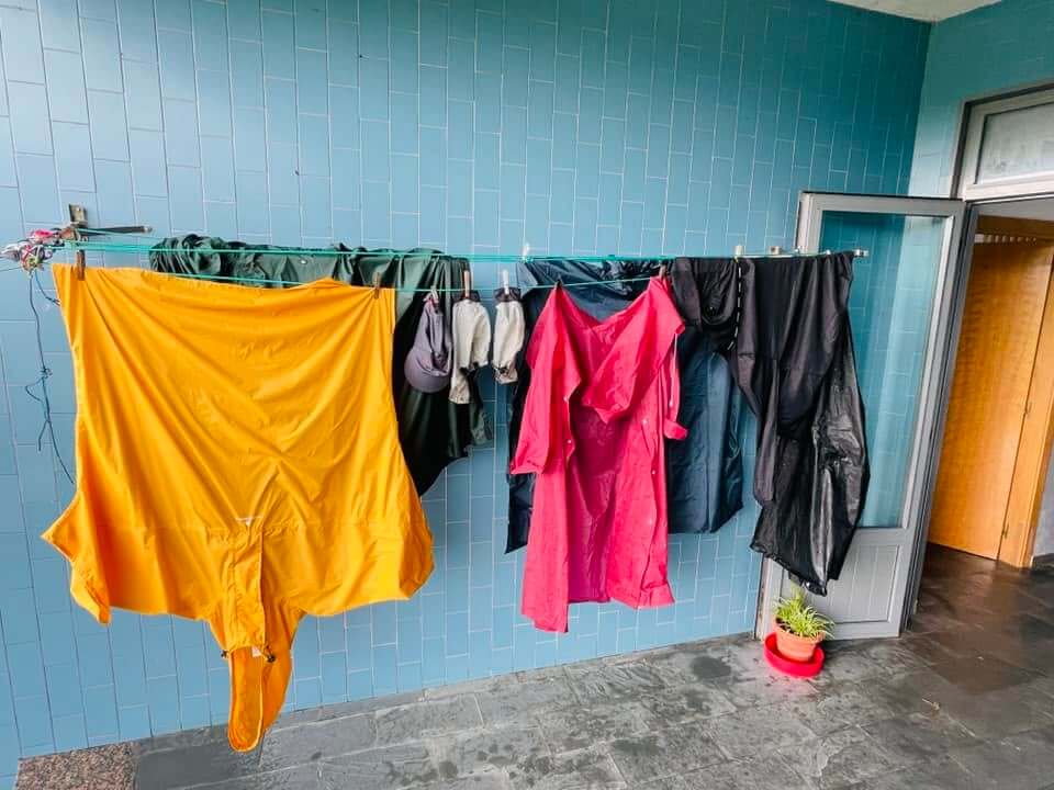Briallos 庇護所的洗衣間與曬滿雨衣的曬衣繩
