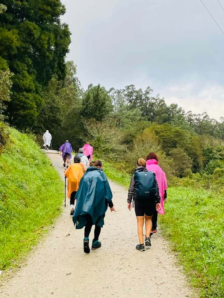 葡萄牙之路雨天路段，朝聖者穿著雨衣前行