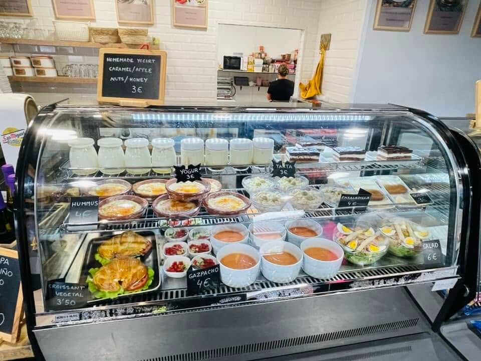 Buen Camino Bar 櫃台前標示品名與價格的食物櫃