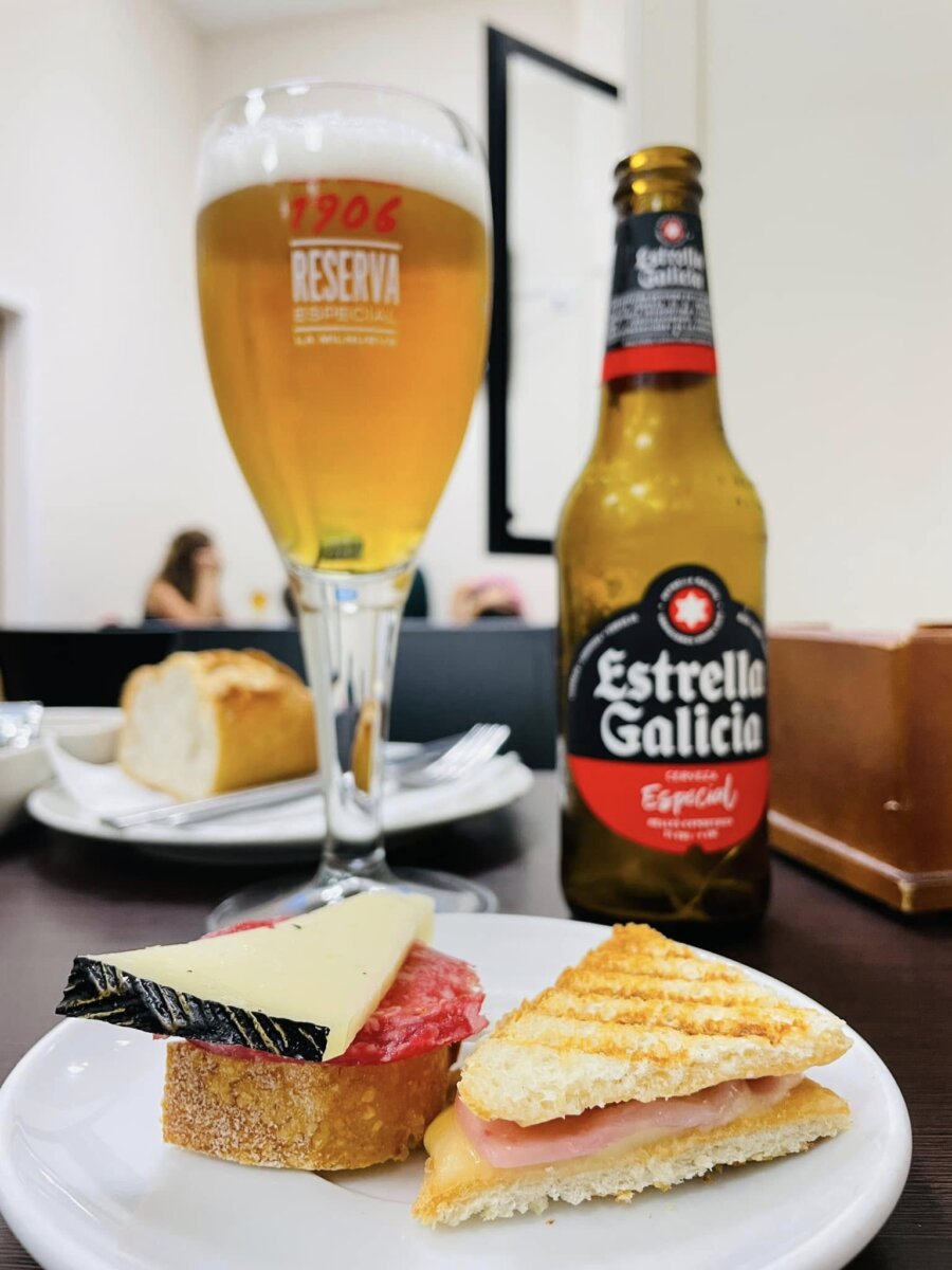 Pontevedra 街邊 Bar 的豐盛晚餐