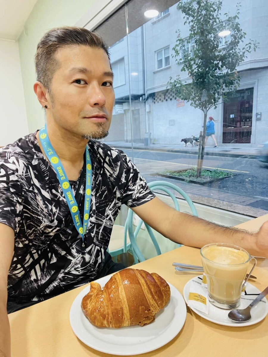 Pontevedra 咖啡廳的大 croissant 與熱拿鐵早餐