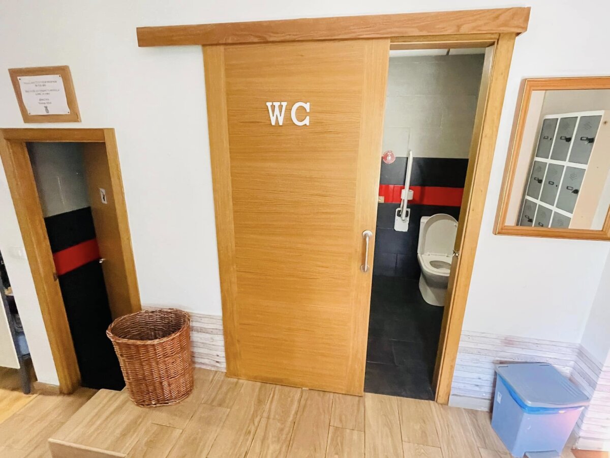 Albergue A Casa da Herba 標示 WC 的共用衛浴與置物櫃