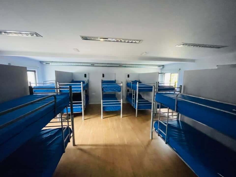 Albergue de peregrinos de Pontecesures 公立庇護所的寢室床位