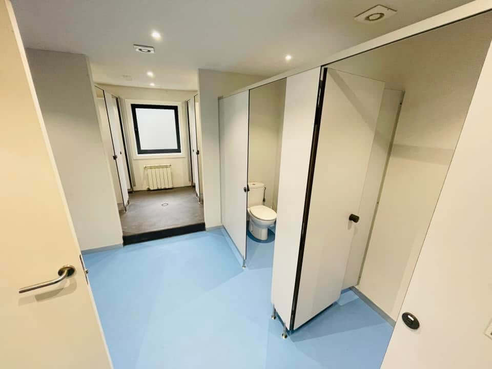 Pontecesures 公立庇護所的衛浴