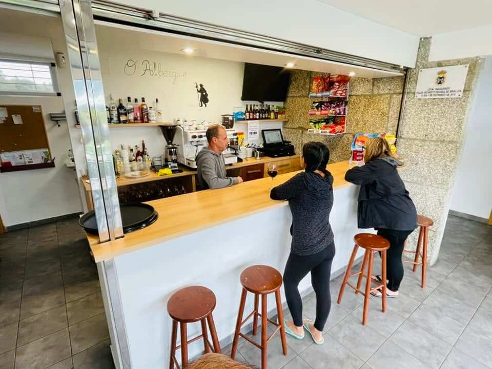 Briallos 庇護所附設的餐廳與 Bar