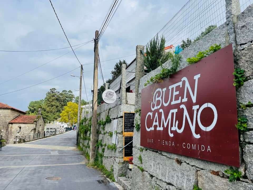 San Miguel de Valga 的 Buen Camino Bar 大招牌