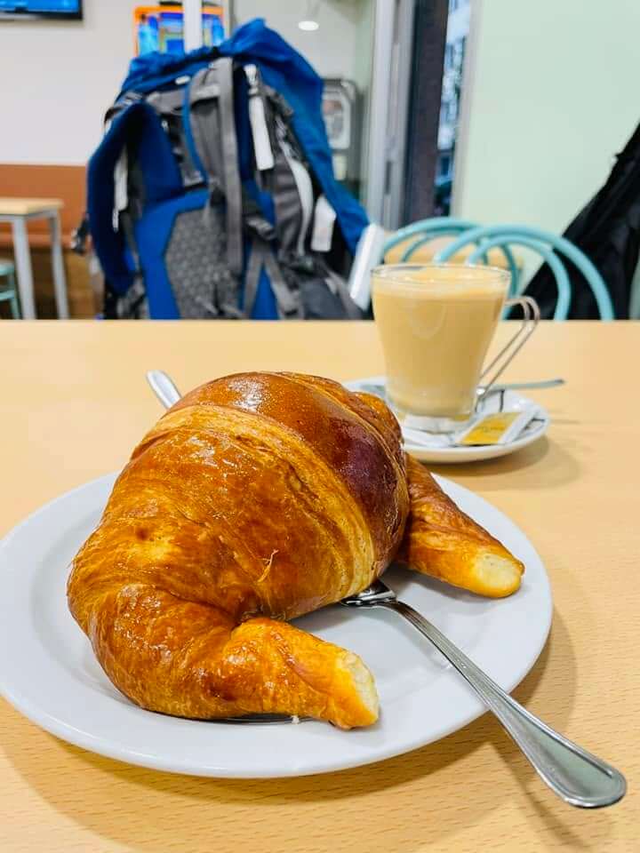 Pontevedra 咖啡廳的大 croissant 與熱拿鐵早餐