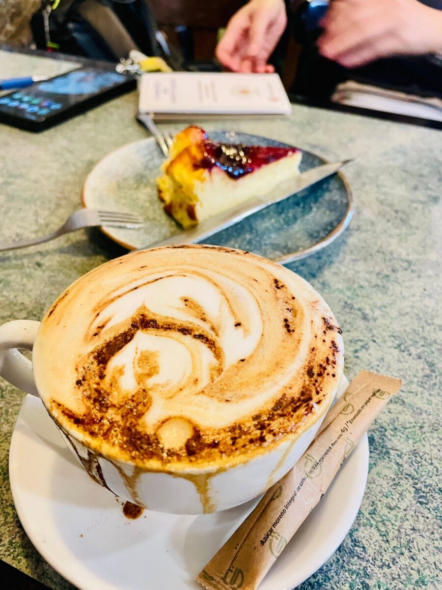 朝聖者在 The Essential Coffee Home 停下來喝咖啡休息