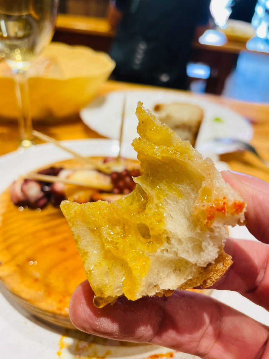 橄欖油汁配麵包