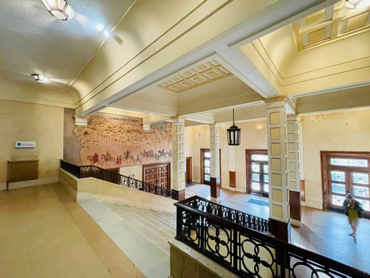 Albergue Seminario Menor 神學院歷史建築內部走廊