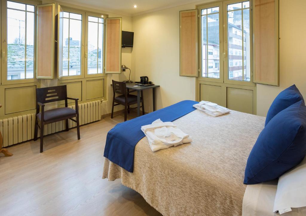 Sarria 的 Hotel Roma 客房，凸窗看出去是山景，附書桌與熱水壺