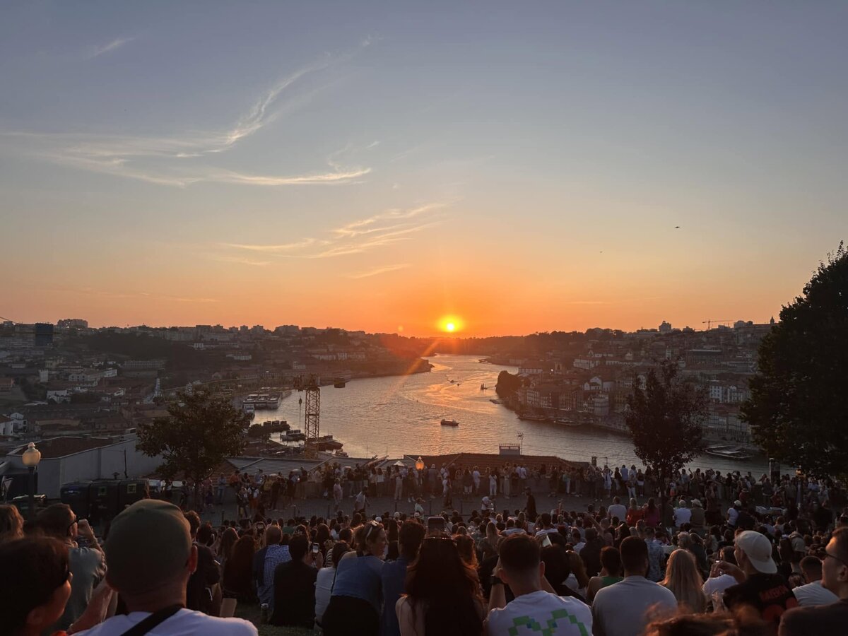 波多 Jardim do Morro 山丘公園擠滿看夕陽的人群，杜羅河與舊城染成金色