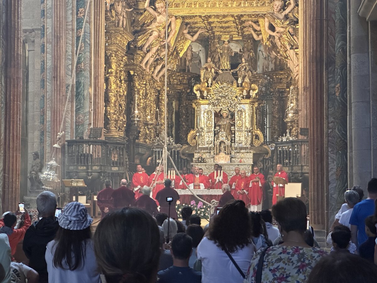 Santiago 大教堂內部金碧輝煌的主祭壇