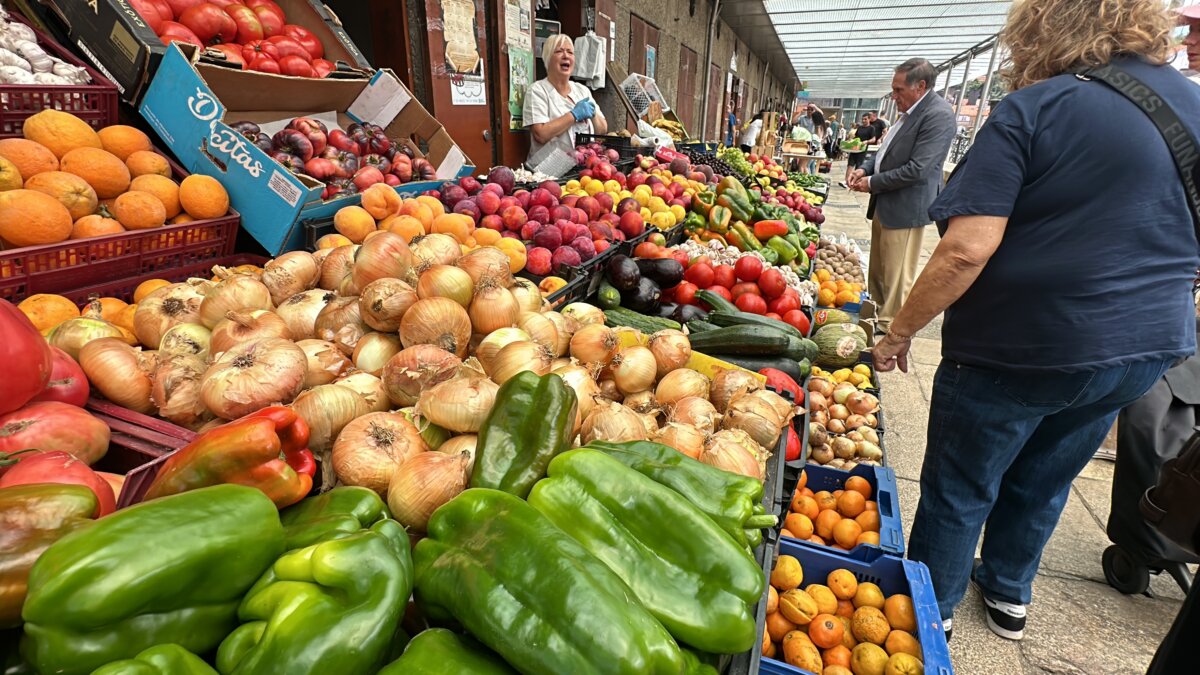 Mercado de Abastos 市場裡的新鮮蔬果攤位
