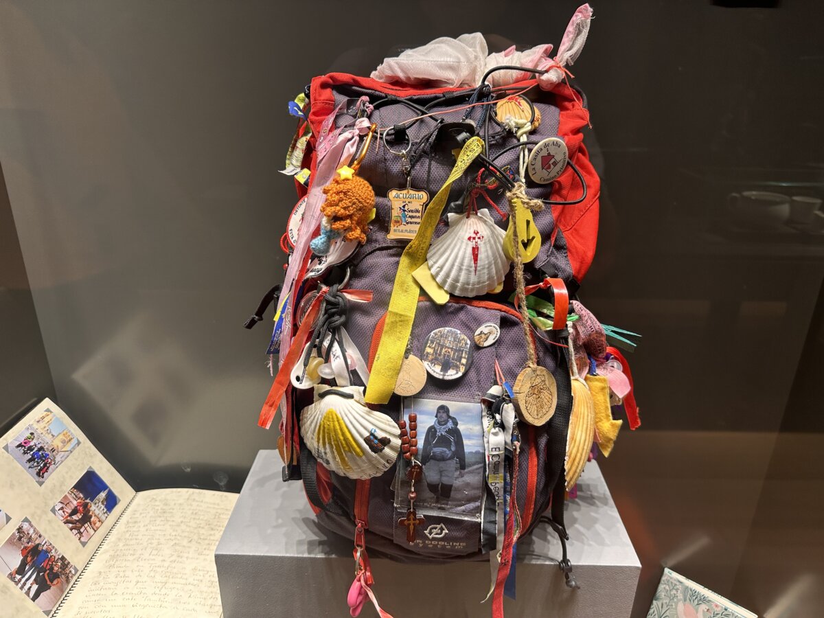 朝聖者博物館展出的背包，上面別滿扇貝與各地紀念徽章