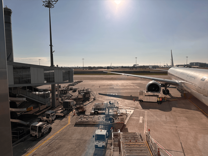 巴黎戴高樂機場停機坪，飛機停靠空橋，晴朗天氣