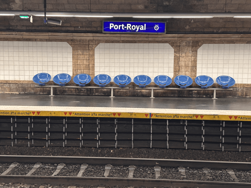 Port Royal 車站月台，藍色座椅，RER B 線