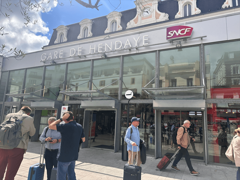Gare de Hendaye 車站外觀，SNCF 招牌，背包客與旅人在門口