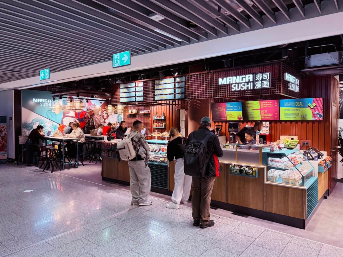 法蘭克福機場第一航廈 MANGA SUSHI 壽司店櫃台,旅客排隊點餐