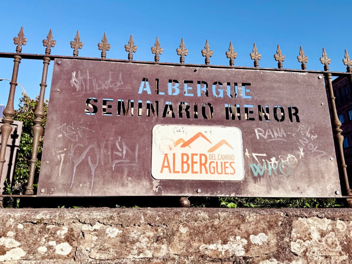 聖地亞哥小神學院 Albergue Seminario Menor 鐵欄杆上的鏽色招牌
