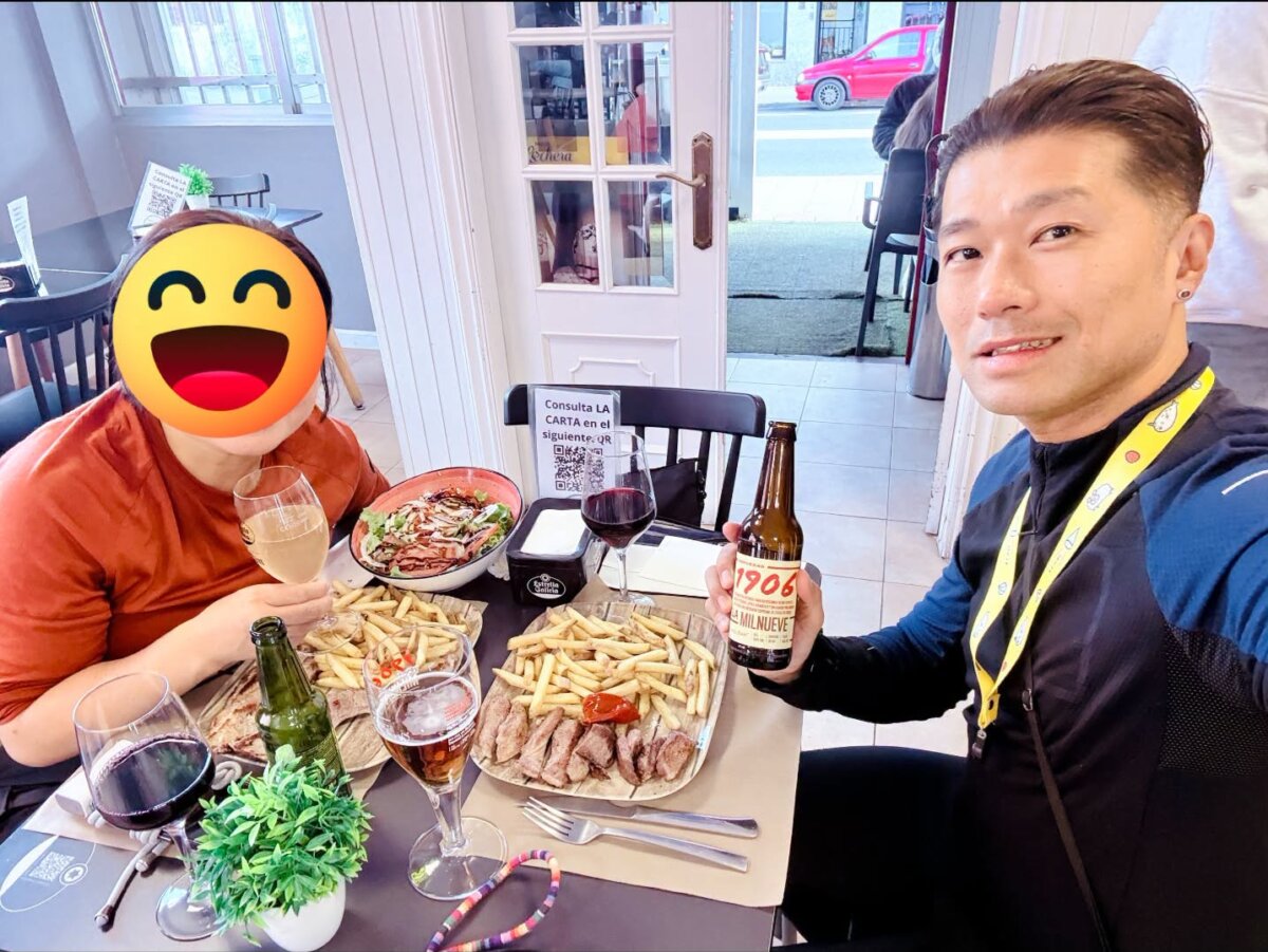 Neda 酒吧餐廳的午餐，盤中有豬排，牛排和薯條，史坦力手拿 1906 啤酒和朋友合照
