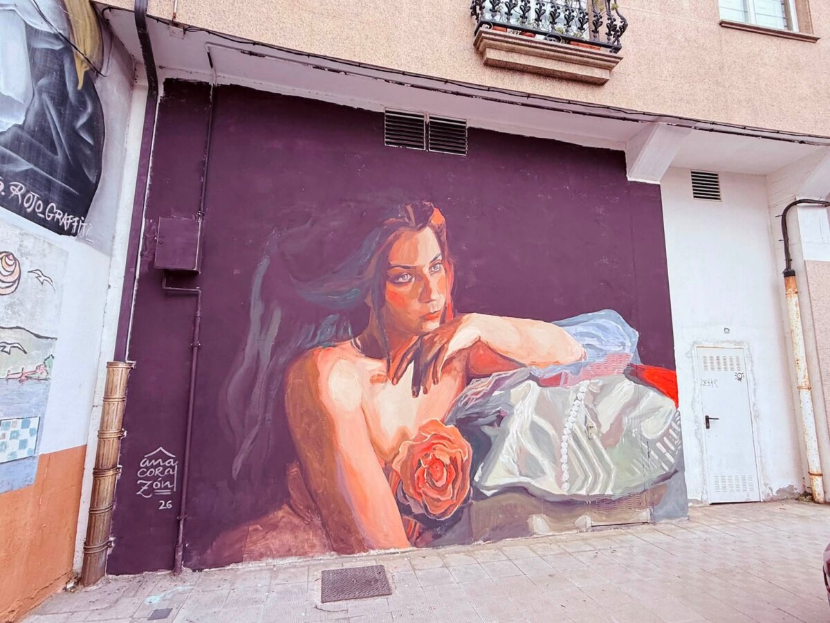 Ferrol 卡尼多街區牆面壁畫，紫色背景前一位斜倚的女子，胸前一朵紅玫瑰